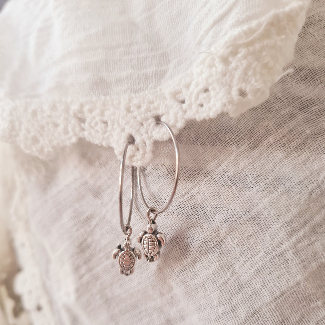 zilverkleurige oorringen van stainless steel met metalen schildpadbedel van Little Suzies