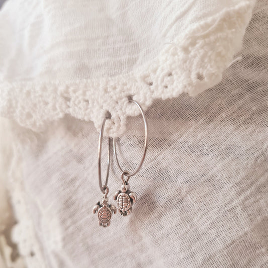 zilverkleurige oorringen van stainless steel met metalen schildpadbedel van Little Suzies