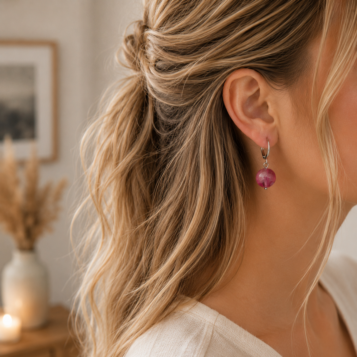 Zilverkleurige ringetjes met fuchsia roze kraal gedragen close-up nikkelvrij