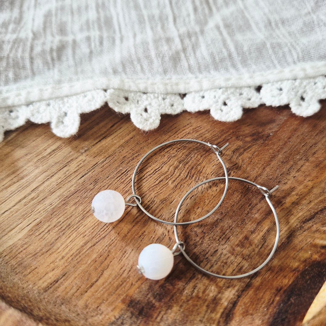 Zilverkleurige ringetjes witte crackle chalcedoon steen stainless steel nikkelvrij dames
