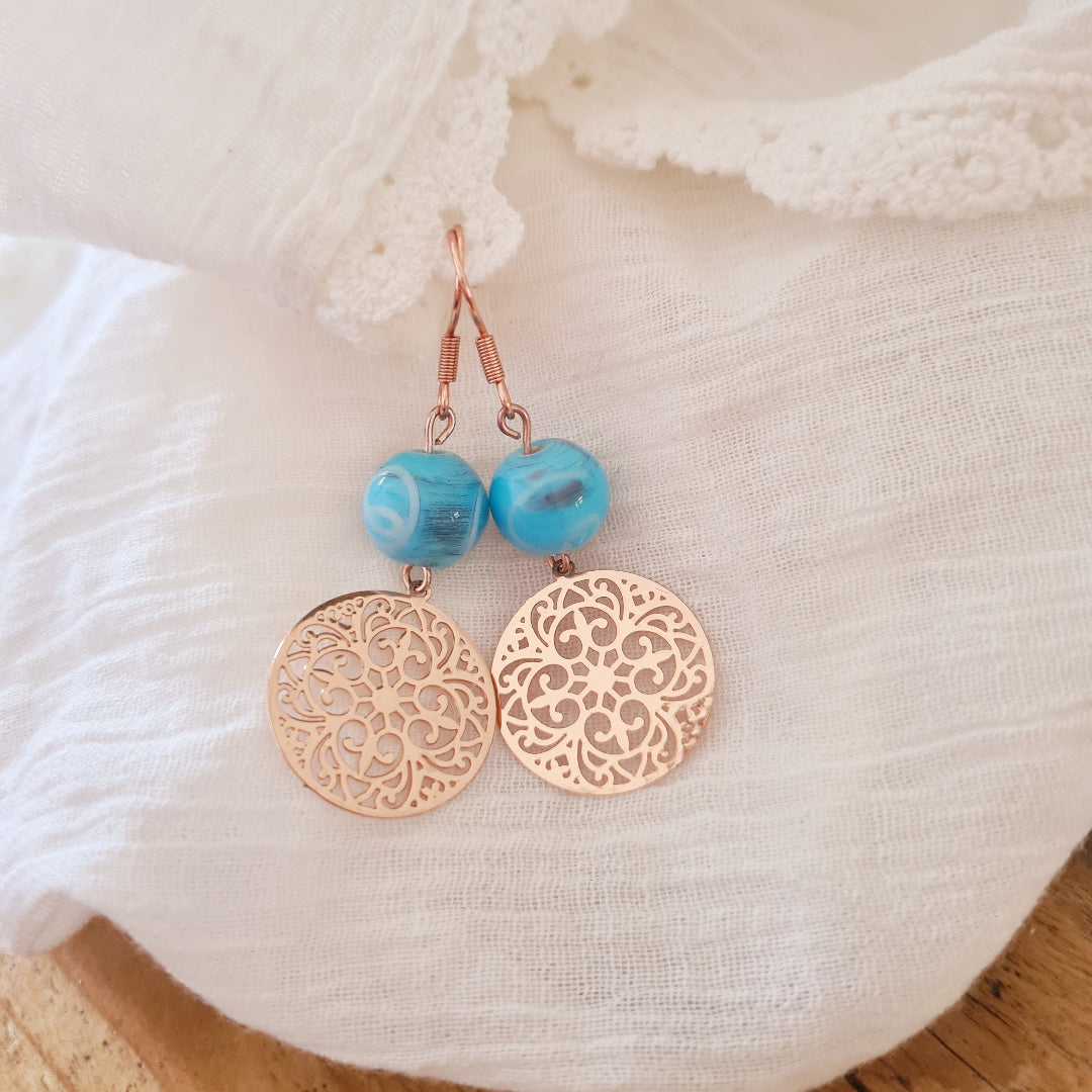 roségoud oorbellen met blauwe kraal filigraan ontwerp