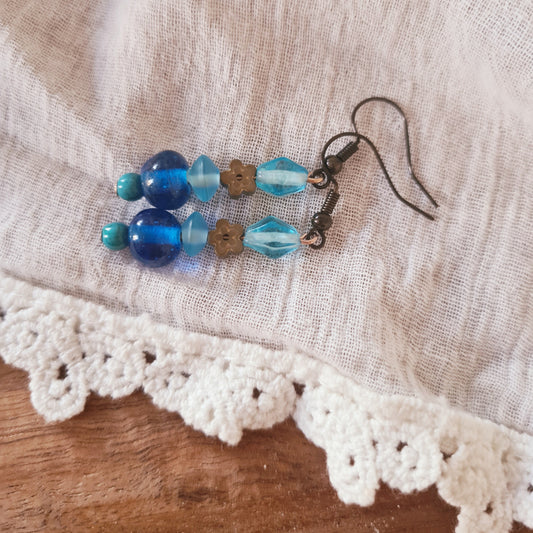 lange blauwe kralenoorbellen in verschillende blauwtinten van Little Suzies