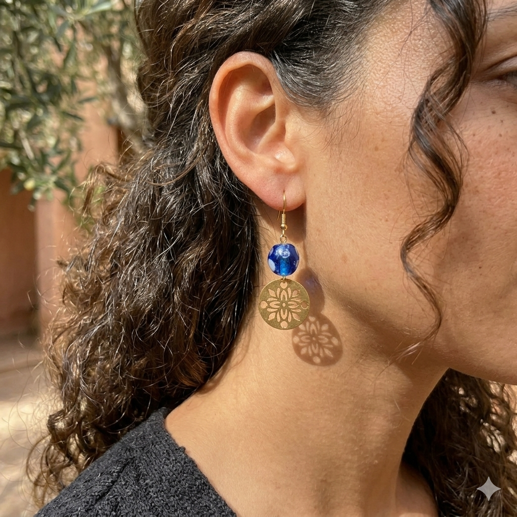 Gouden oorbellen met blauwe glaskraal uit India, one of a kind en uniek