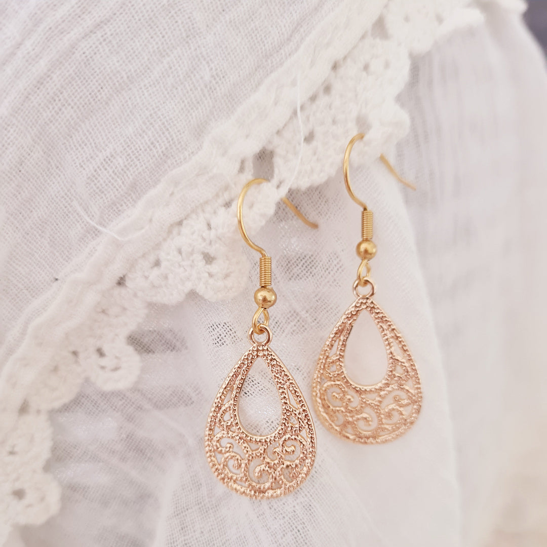 Elegante goudkleurige oorbellen met filigraan druppelvorm