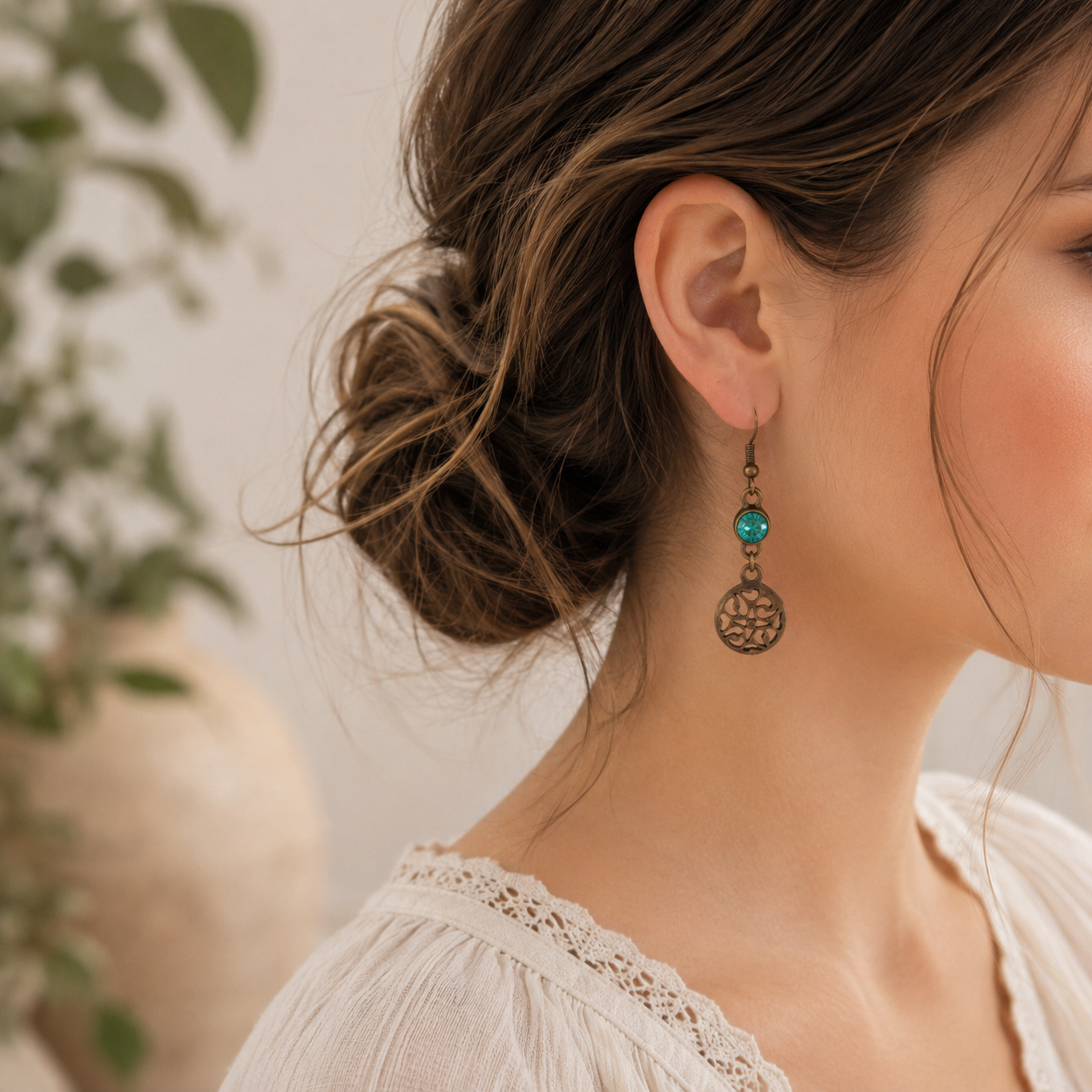 Bronskleurige oorbellen met turquoise steen en ronde hanger voor dames