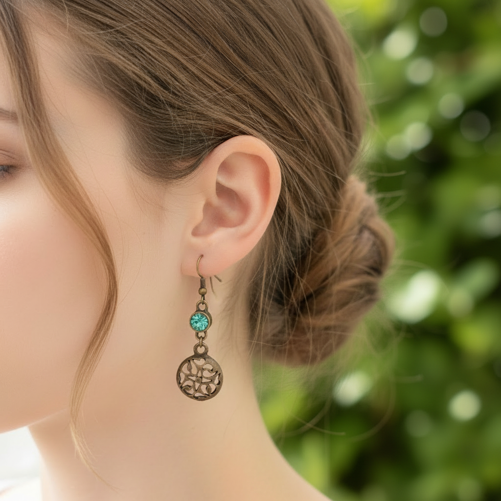 Bronzen oorbel met groene achtergrond zonder bloemen