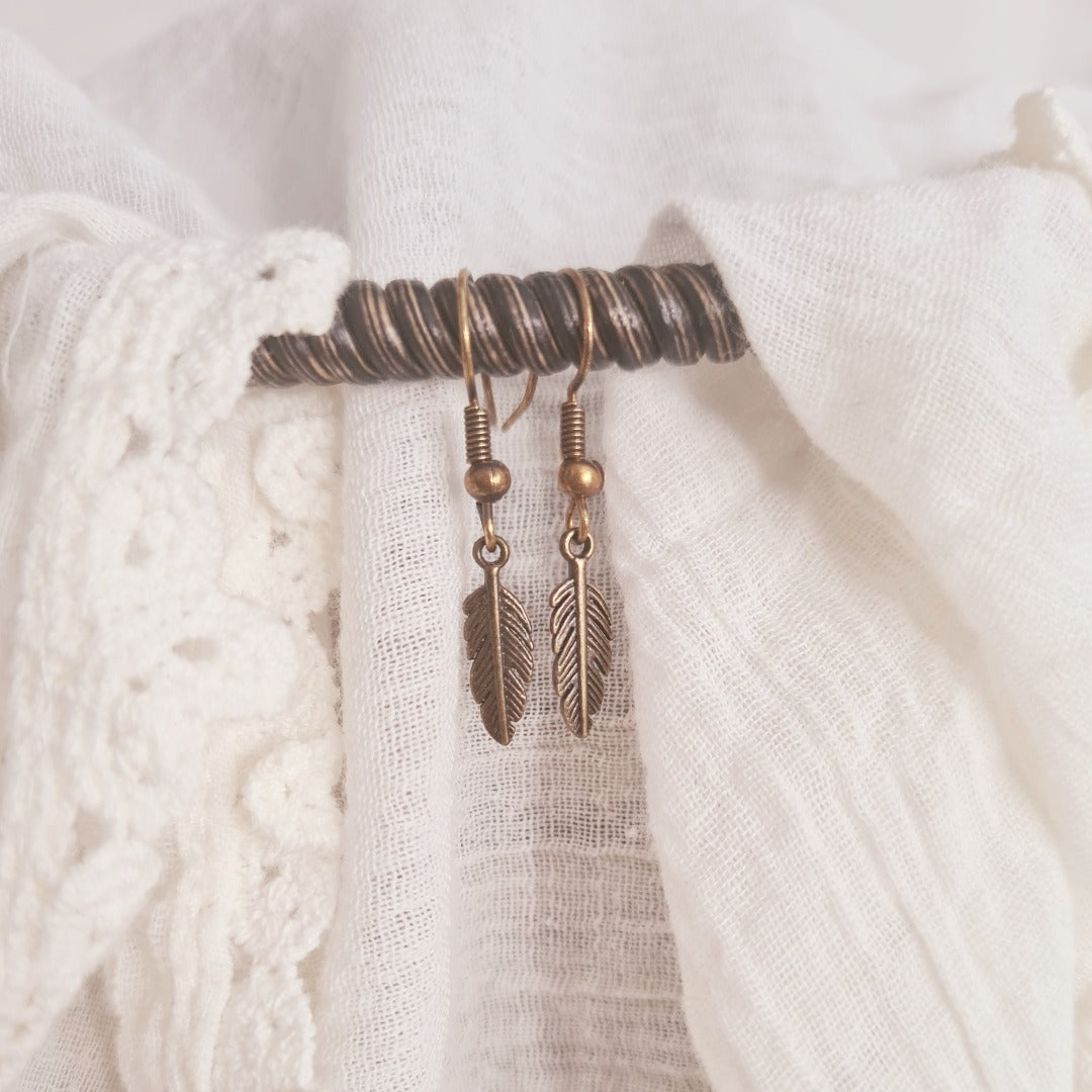 Bronskleurige oorbellen met fijne veerhanger