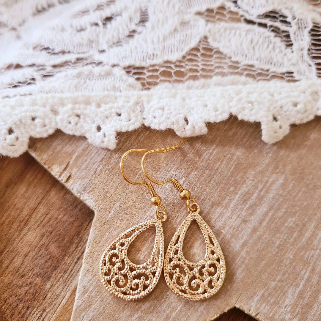 Sierlijke gouden oorbellen met stainless steel haakje