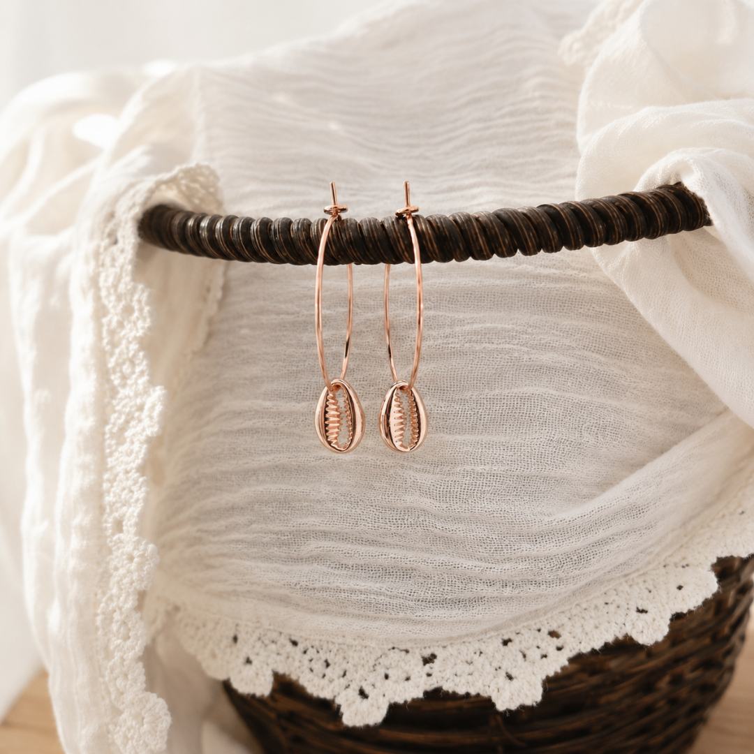 Rosé gouden stainless steel creool met schelp hanger, nikkelvrij