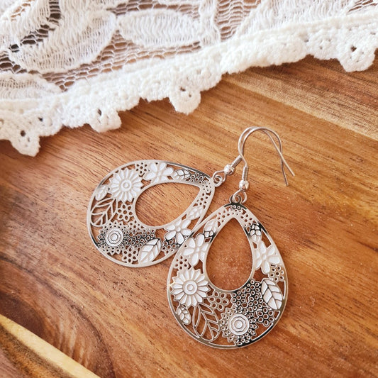 Druppel oorbellen met wit en zilveren bloemendesign gedragen, circa 5,6 cm lang, nikkelvrij