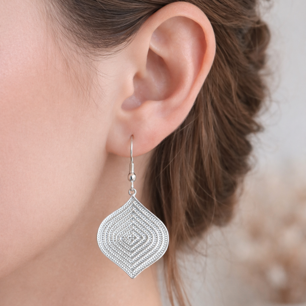 Druppelvormige oorbellen met fijne structuur in zilver, elegante nikkelvrije lange oorbellen