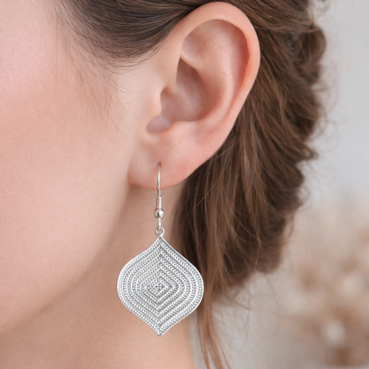 Druppelvormige oorbellen met fijne structuur in zilver, elegante nikkelvrije lange oorbellen