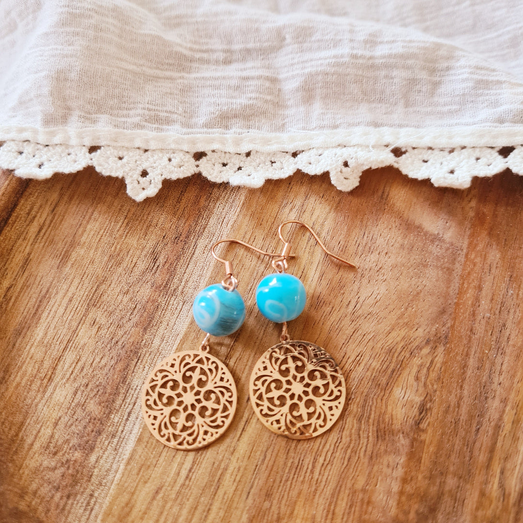 elegante blauw roségoud oorbellen Little Suzies