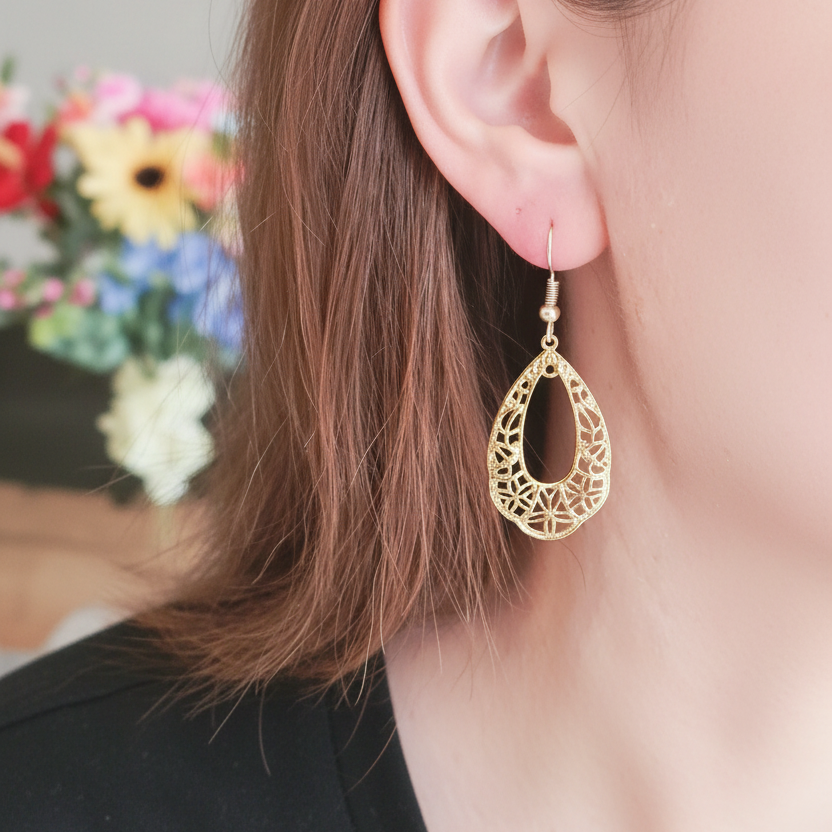Detailfoto elegante gouden bohemian oorbellen met delicaat motief en goudkleurig haakje