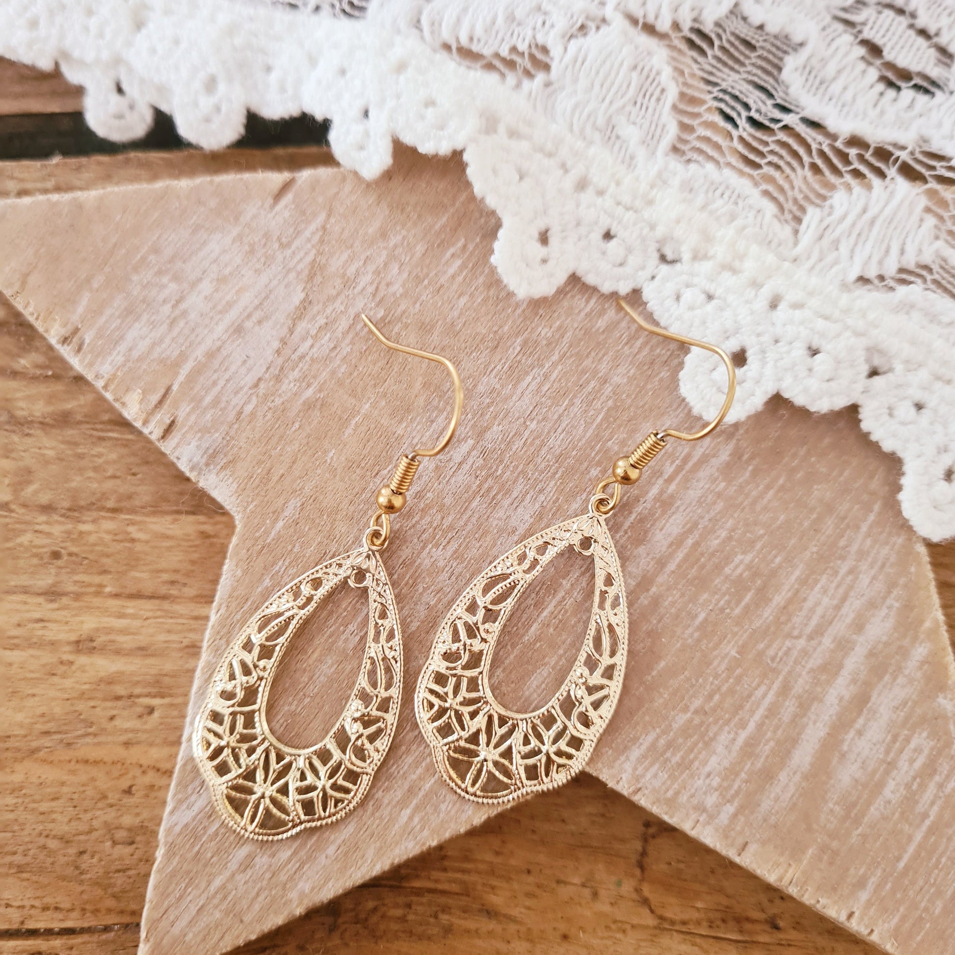 Elegante gouden bohemian oorbellen met verfijnd motief gedragen, circa 5,1 cm lang, nikkelvrij