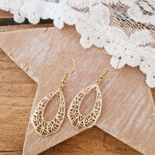 Elegante gouden bohemian oorbellen met verfijnd motief gedragen, circa 5,1 cm lang, nikkelvrij