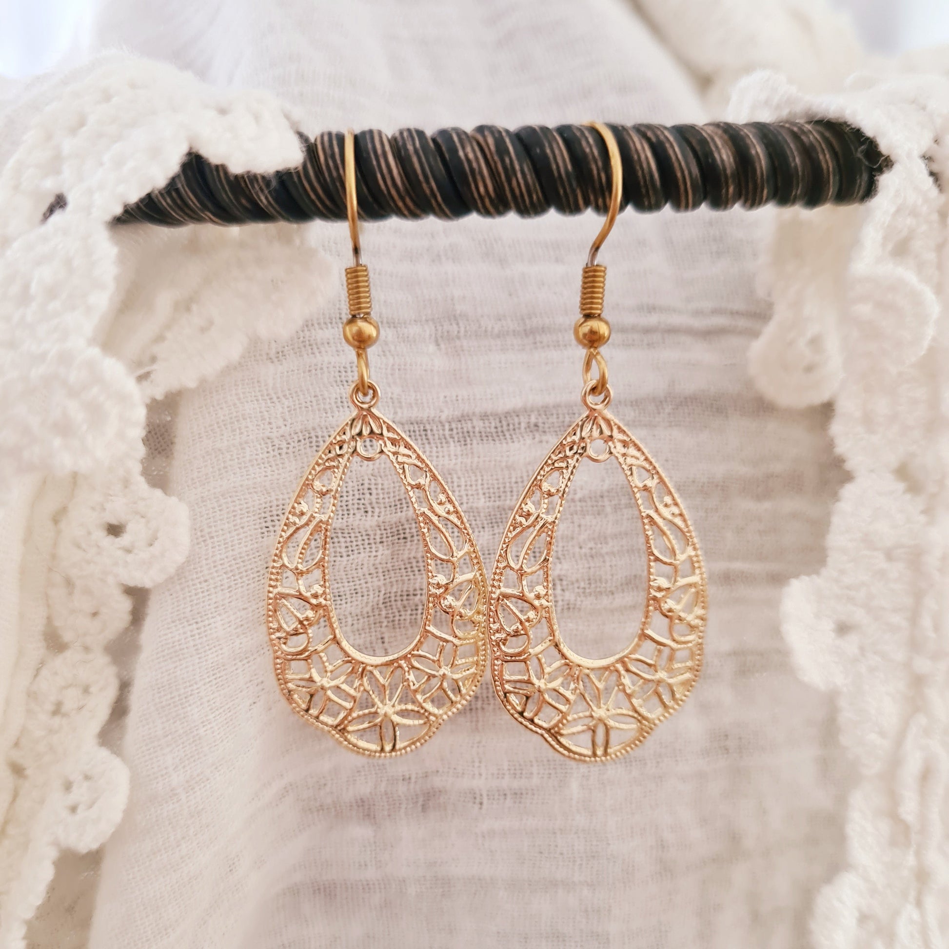 Gouden bohemian oorbellen met verfijnd motief op witte achtergrond, lichtgewicht 1 gram per stuk, nikkelvrij