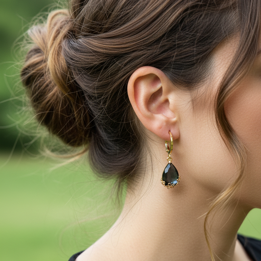 Gedragen foto antraciet grijs druppel oorbellen close-up