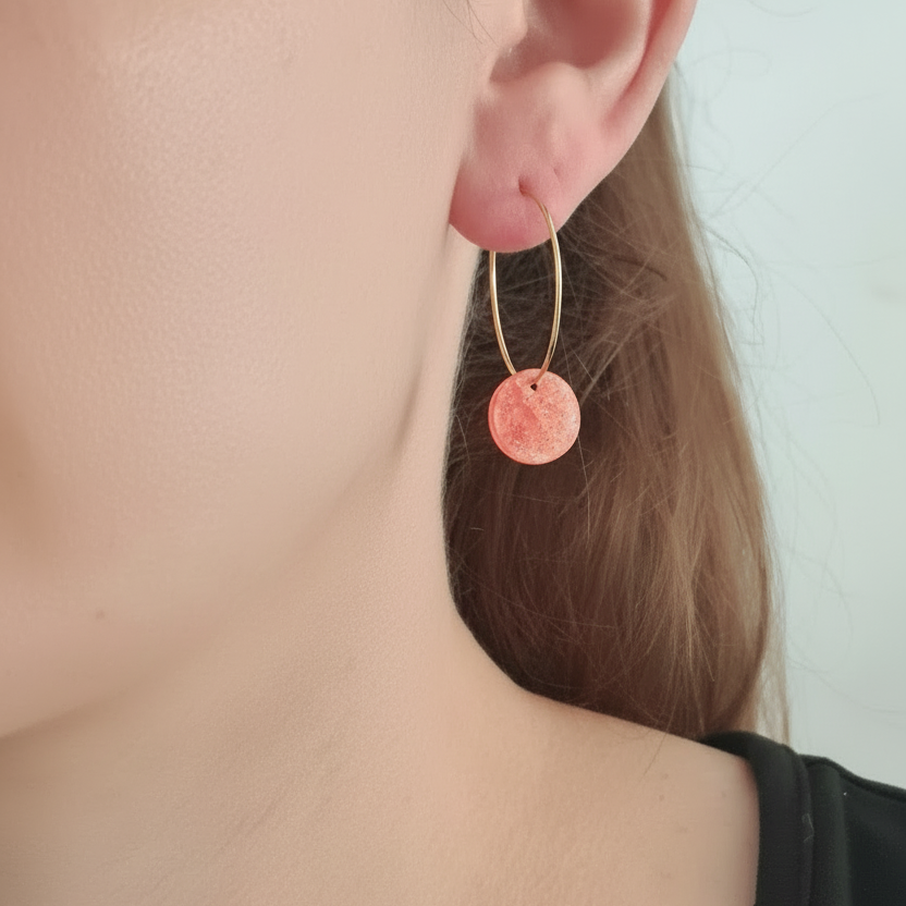 Gedragen modelfoto koraal resin oorbel - verbeterde huid