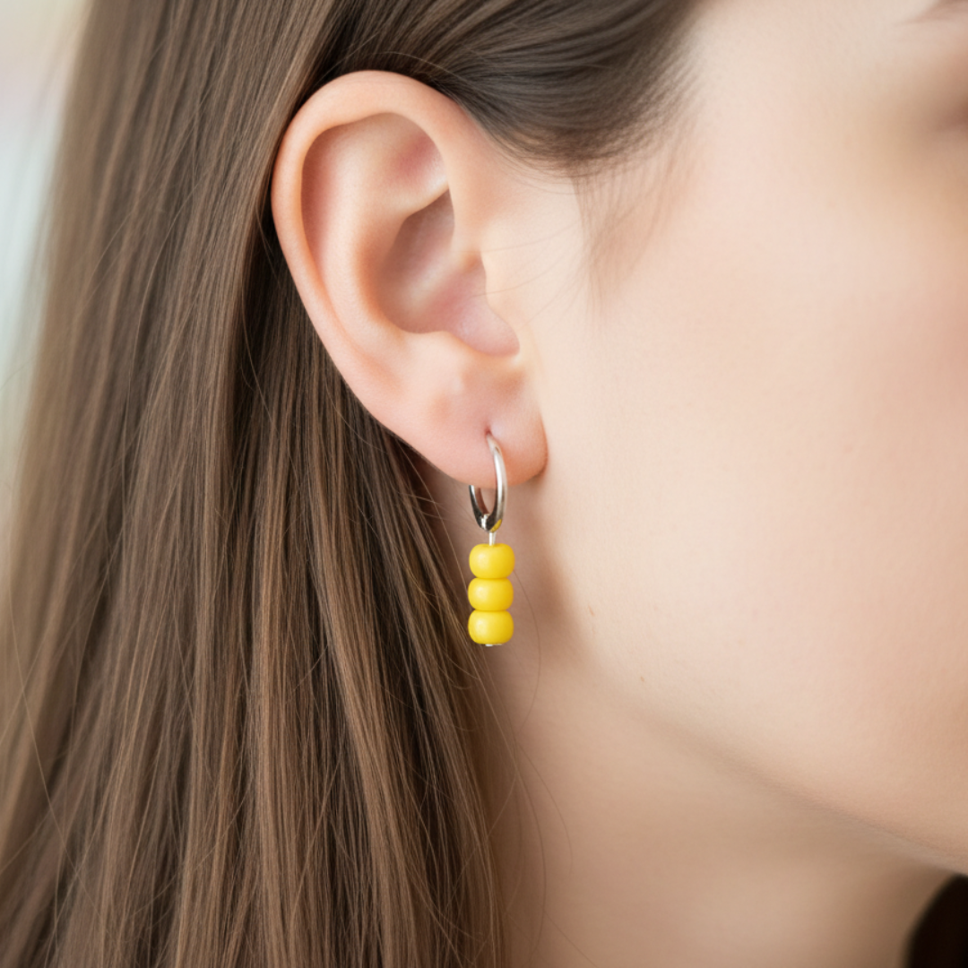 Gele kraaltjes op zilveren ringetje