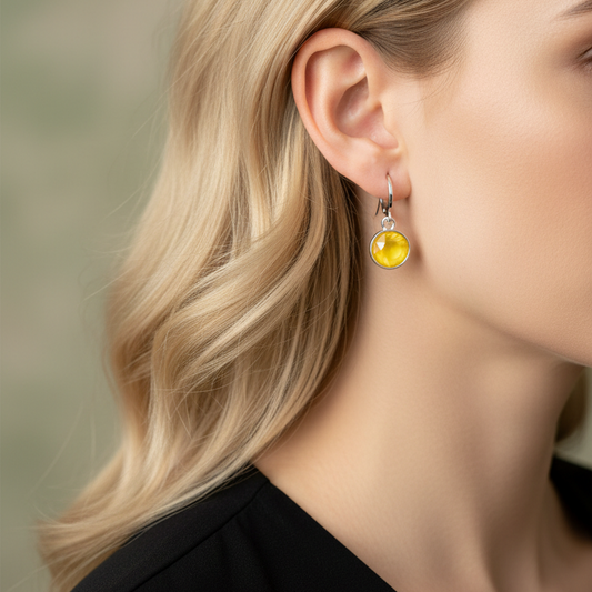 Gele oorbel gedragen