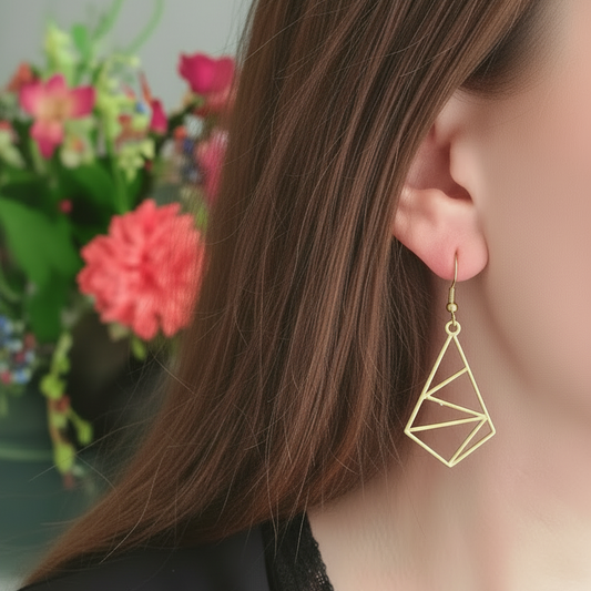 Matgouden geometrische oorbellen gedragen profiel, modern open design, nikkelvrij roestvrij staal, lichtgewicht statement oorbellen dames