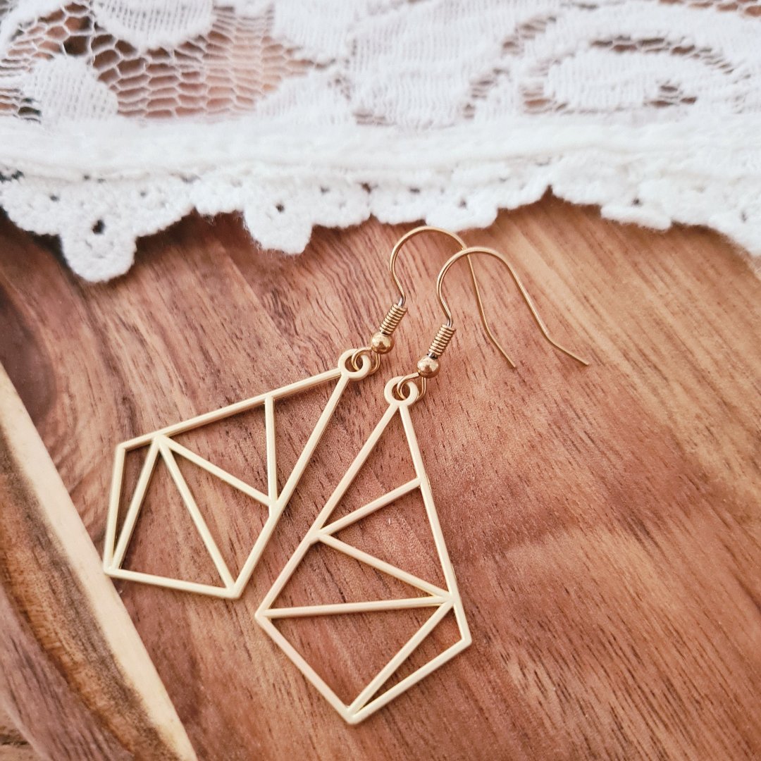 Goudkleurige geometrische oorbellen met architectonisch design, 5,6 cm lang, minimalistische hangers voor elegante look