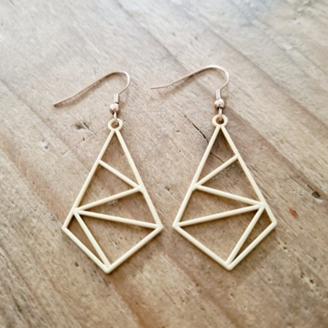Detail matgouden geometrische oorbellen plat gelegd, open vormgeving, 4 gram per stuk, comfortabel dagelijks gebruik