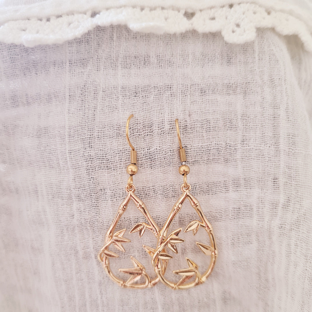 Elegante gouden oorbellen met bamboe reliëf en oorhaakje