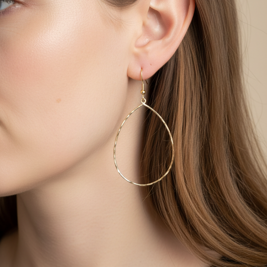 Gouden druppel oorbellen gedragen