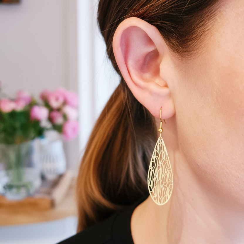 Gouden druppelvormige oorbellen met bladpatroon - perfecte huid korte nek geen oog