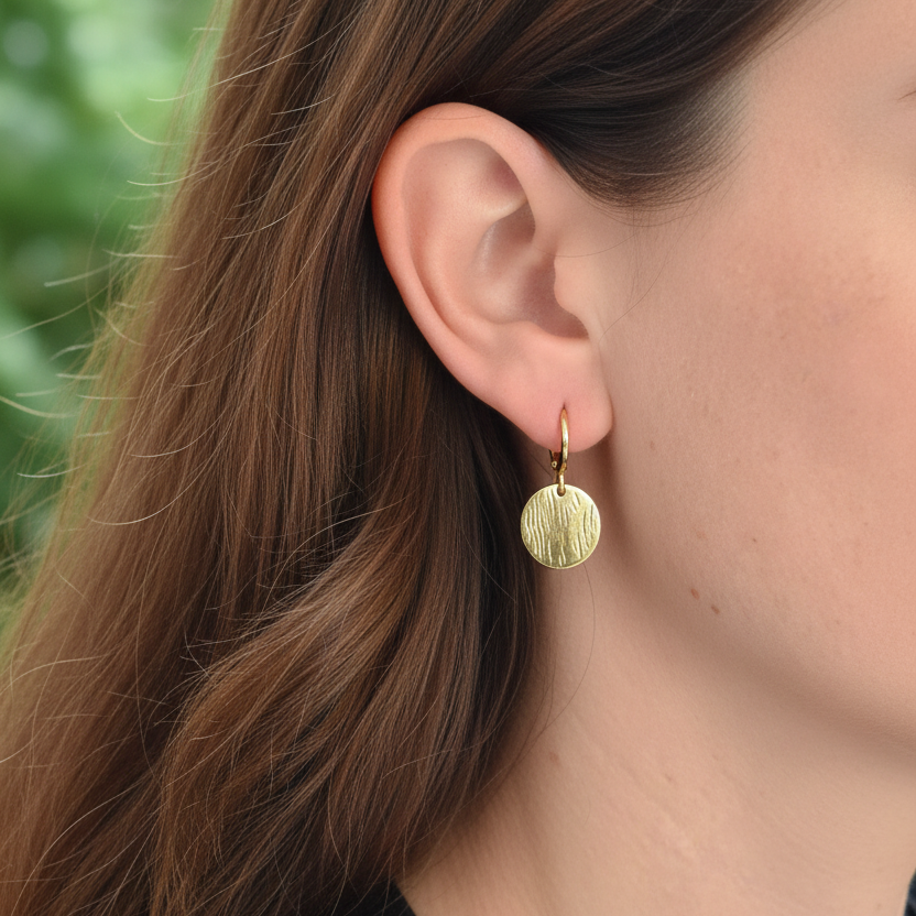 Gouden munt oorbellen - groene achtergrond