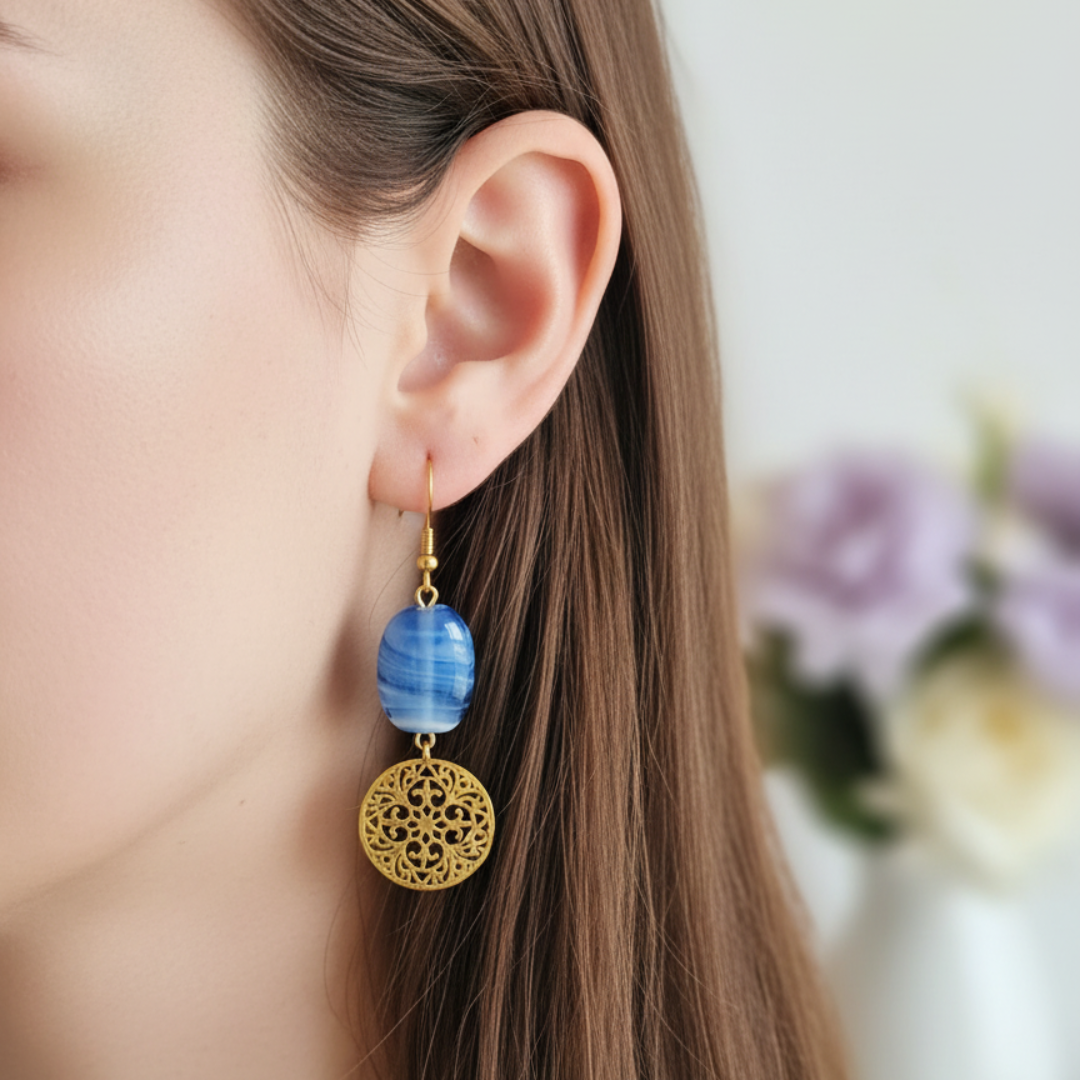 Gouden oorbellen met blauwe kralen en filigrein