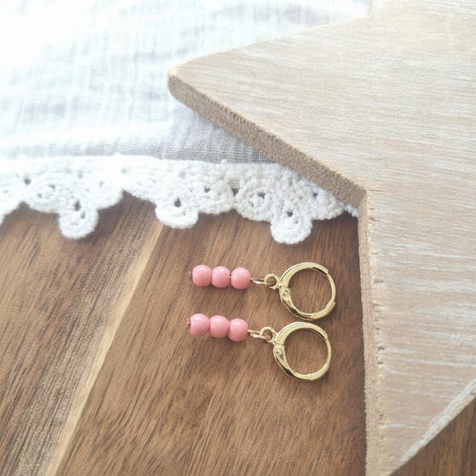 Gouden ringetjes met roze kraaltjes lichter