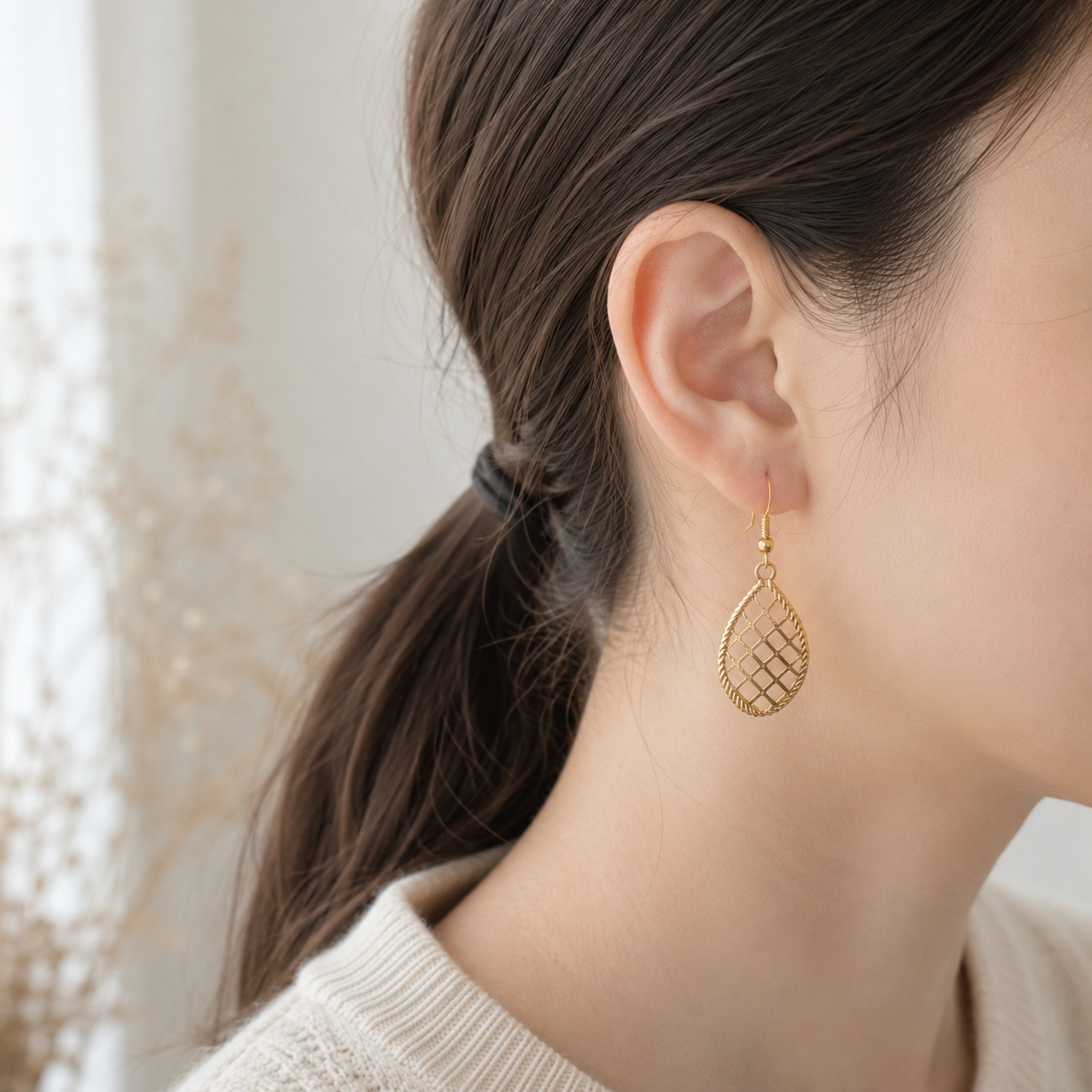 Gedragen gouden druppel oorbellen lichtgewicht elegante look Little Suzies