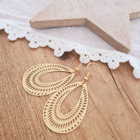 Gouden druppel oorbellen met opengewerkt geometrisch patroon