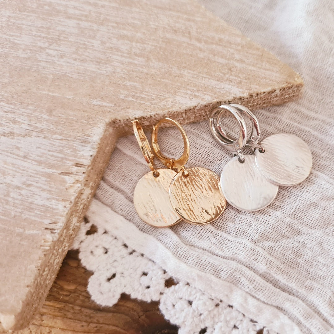 Gouden oorbellen met ronde muntbedel detail, warme goudtint nikkelvrij