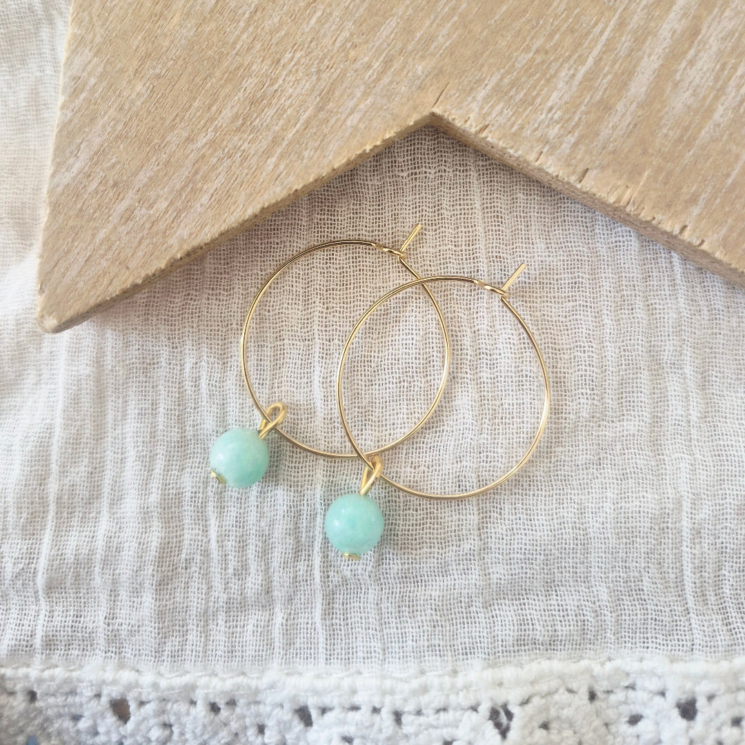 Gouden oorbellen met aventurijn steentje aan ring