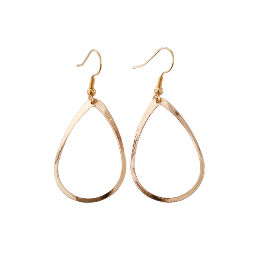  Close-up goudkleurige oorbellen hangers, warm van uitstraling, perfect voor elegante en casual looks