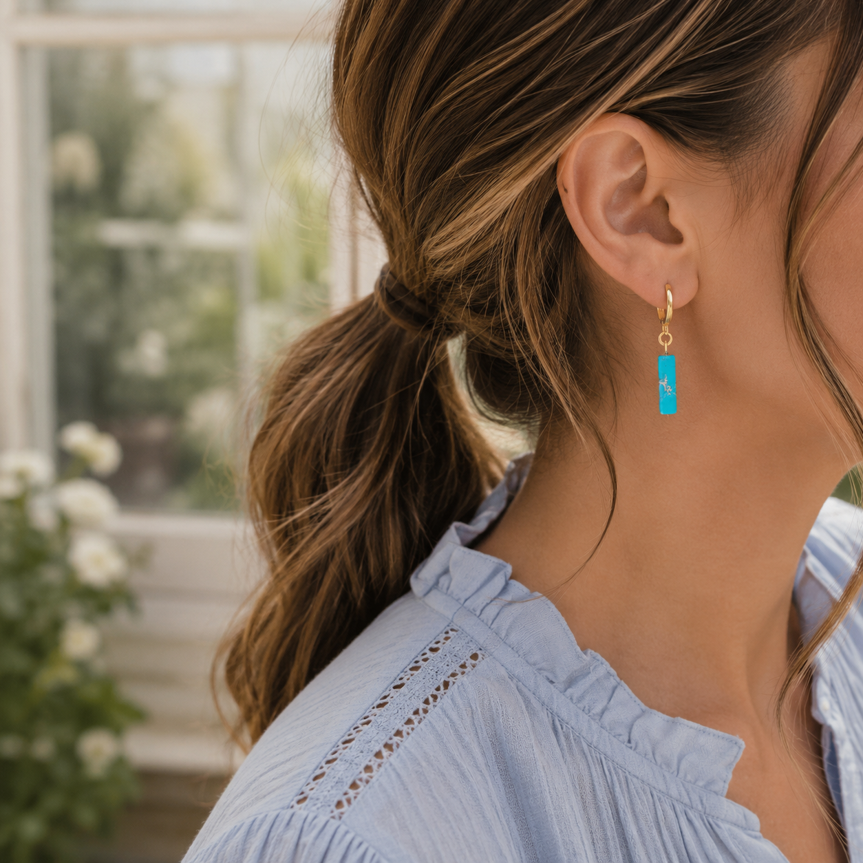 gouden ringetjes met turquoise blauw regaliet staafje