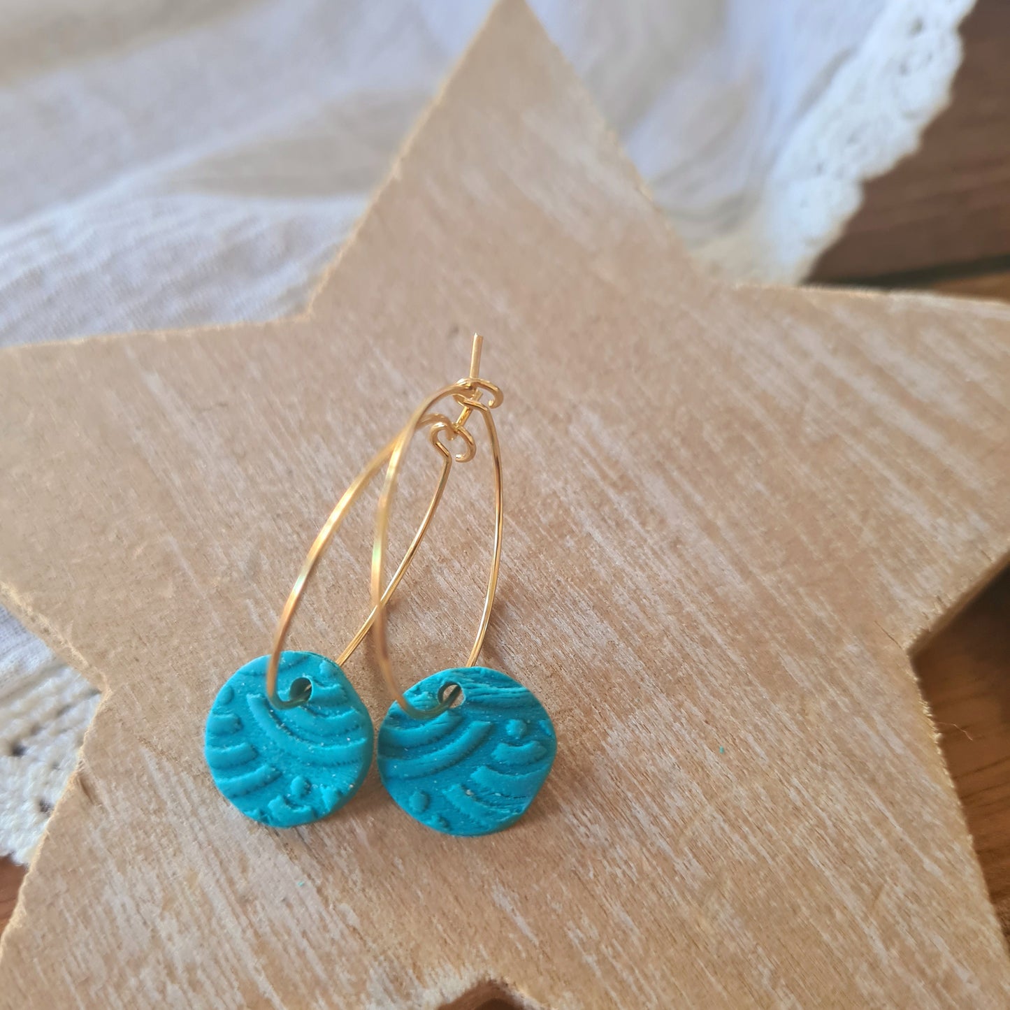 Detail gouden ringetjes met petrol polymeerklei bedel, handgemaakte oorbellen 1,3 cm bedel