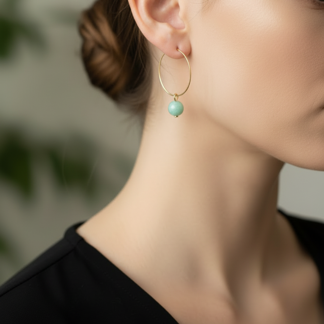 Minimalistische gouden ringoorbellen met groene aventurijn