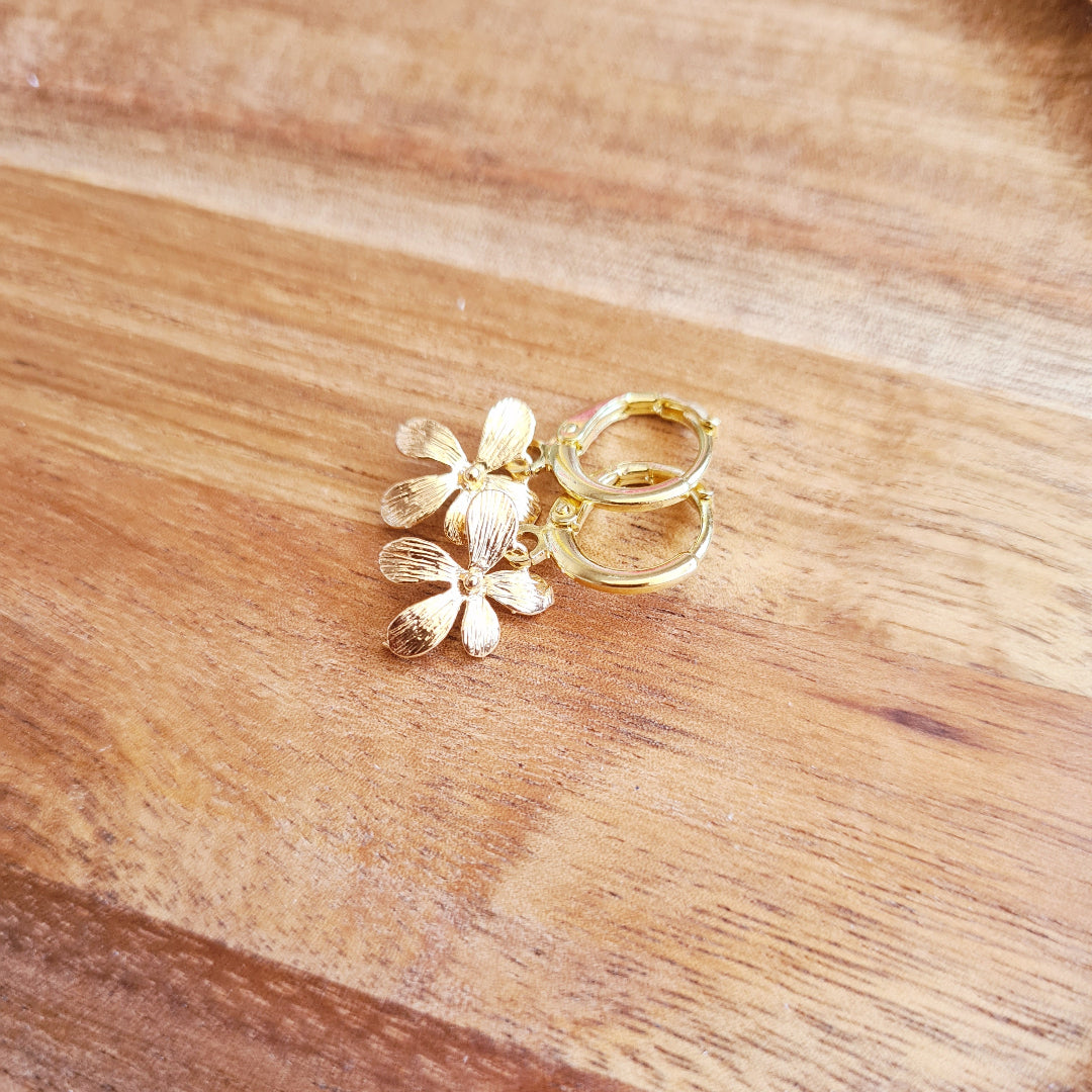 Gouden ringetjes met bloem bedel van Little Suzies