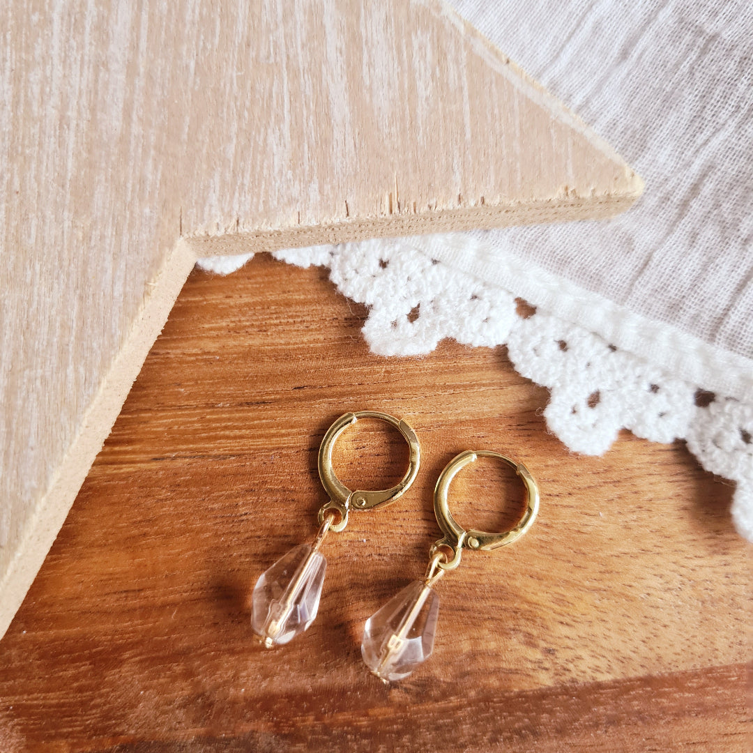 Gouden oorbellen met facetgeslepen glasdruppel en kliksluiting, lichtgewicht en elegant