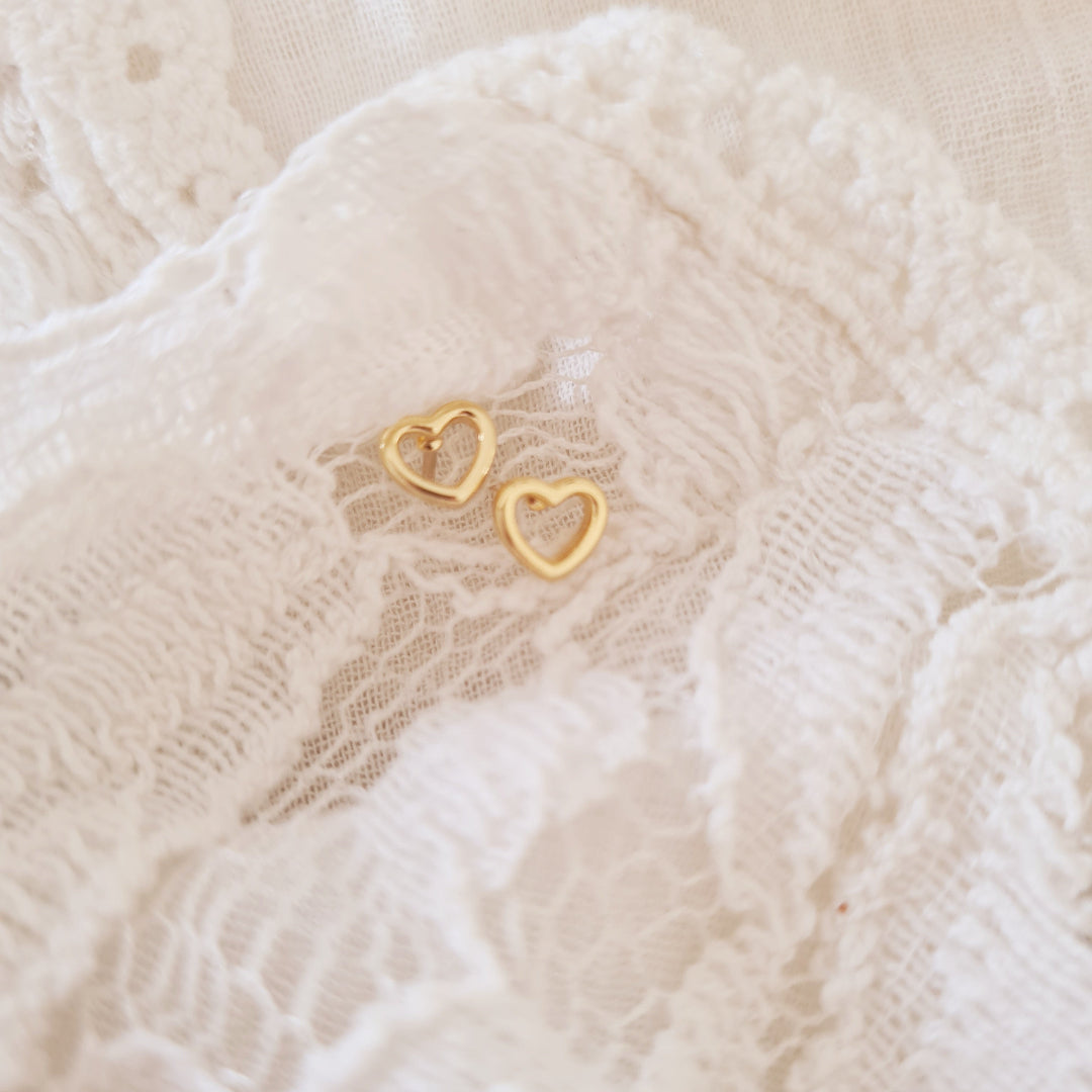 Kleine open hart oorbellen in goudkleur, tijdloos en elegant