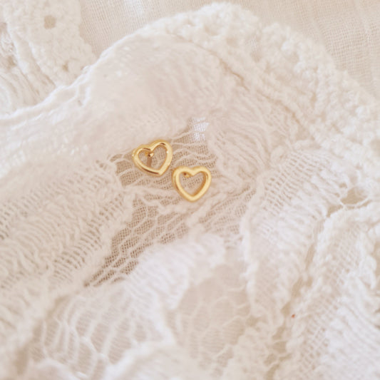 Kleine open hart oorbellen in goudkleur, tijdloos en elegant