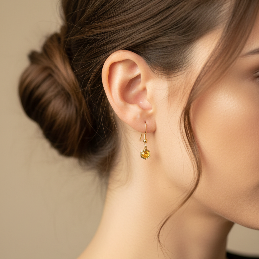 Goudkleurige citrien geboortesteenoorbel november - gedragen zonder oog