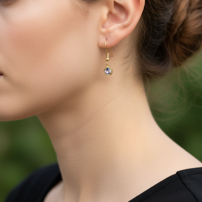 Goudkleurige lila geboortesteenoorbel juni - gedragen profiel