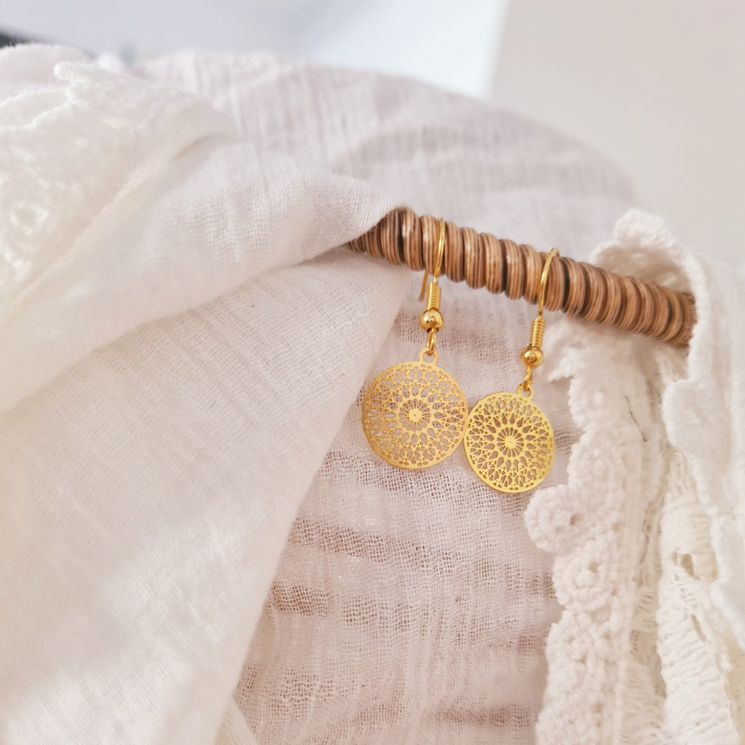 Goudkleurige korte bohemian oorbellen met filigraan detail, nikkelvrij stainless steel