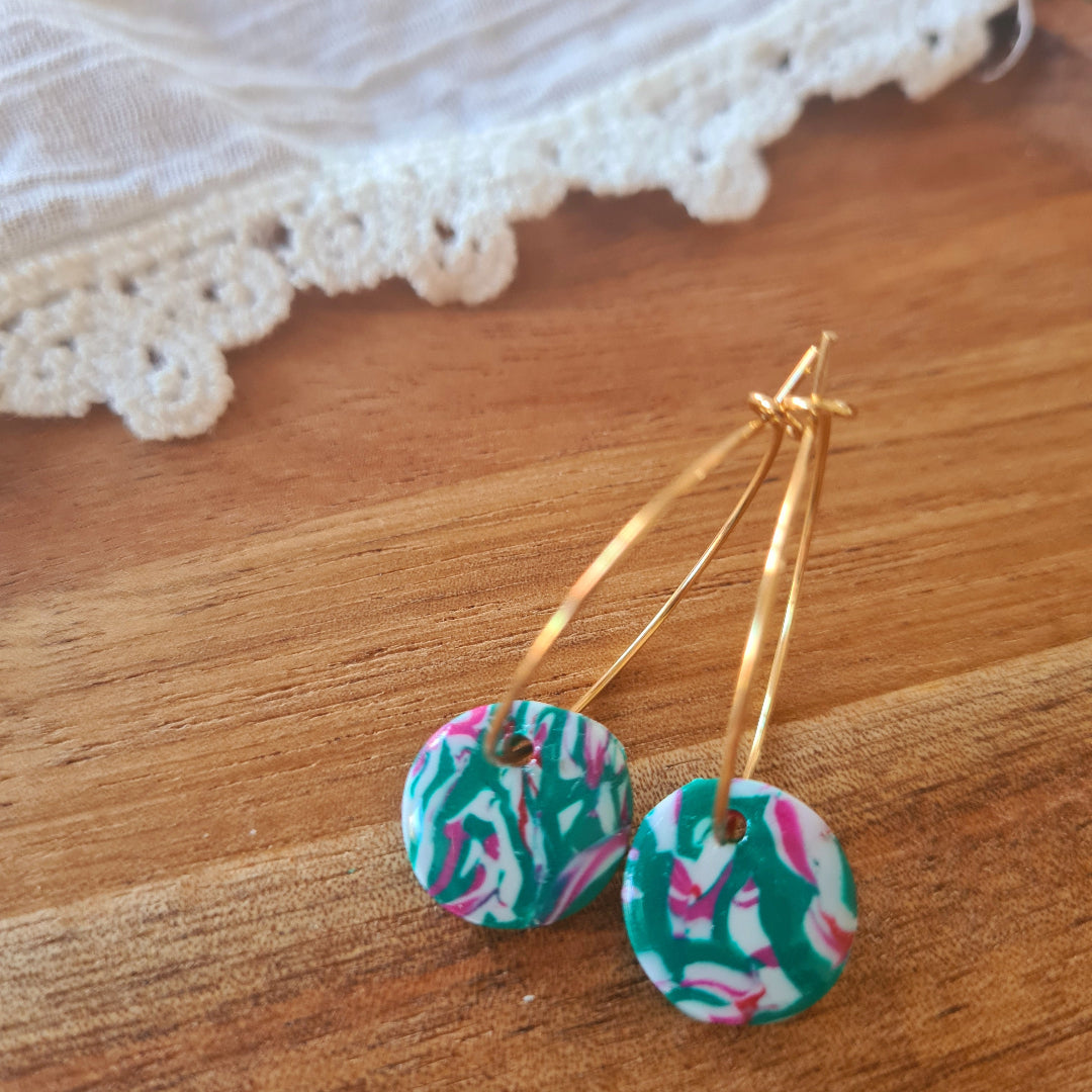 Goudkleurige ringen met handgemaakte polymeerklei bedel in roze groen en wit, nikkelvrij